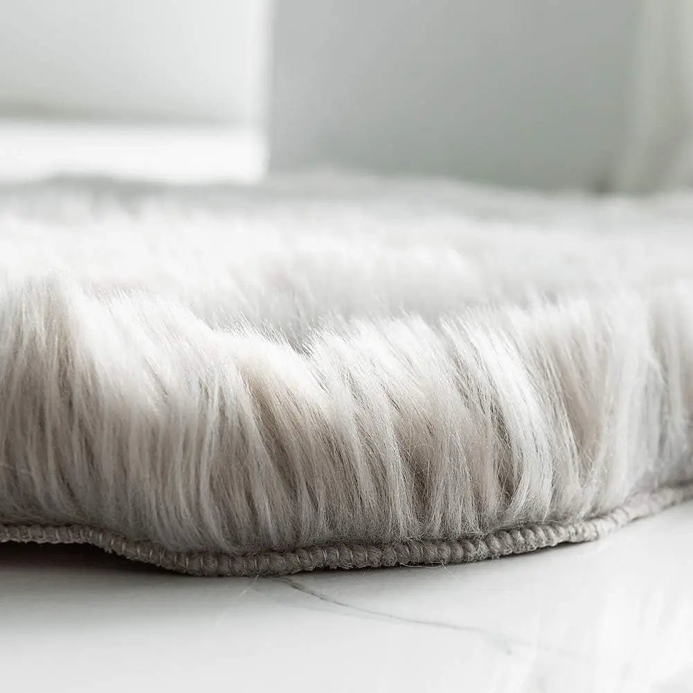 Soft Shaggy Faux Fur Rug 60x90cm - Extra Thick Non-Slip Plush Bedroom & Living Room Carpet